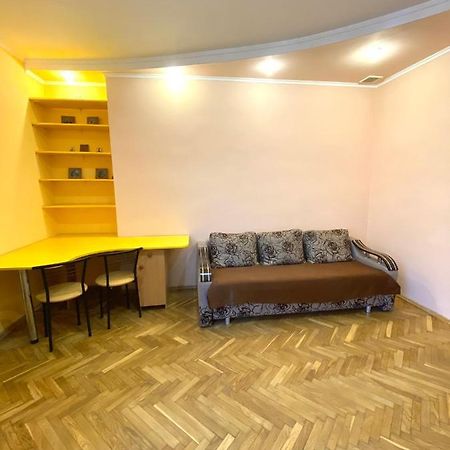 Квартира Біля Залізничного Вокзалу Вулиця Залізнична 10 До 5 Гостей リヴィウ エクステリア 写真