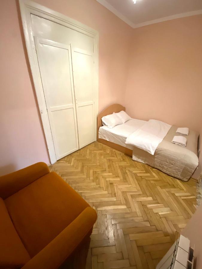 Квартира Біля Залізничного Вокзалу Вулиця Залізнична 10 До 5 Гостей リヴィウ エクステリア 写真