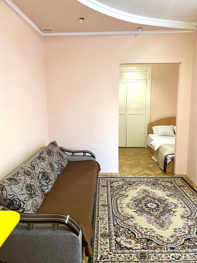 Квартира Біля Залізничного Вокзалу Вулиця Залізнична 10 До 5 Гостей リヴィウ エクステリア 写真