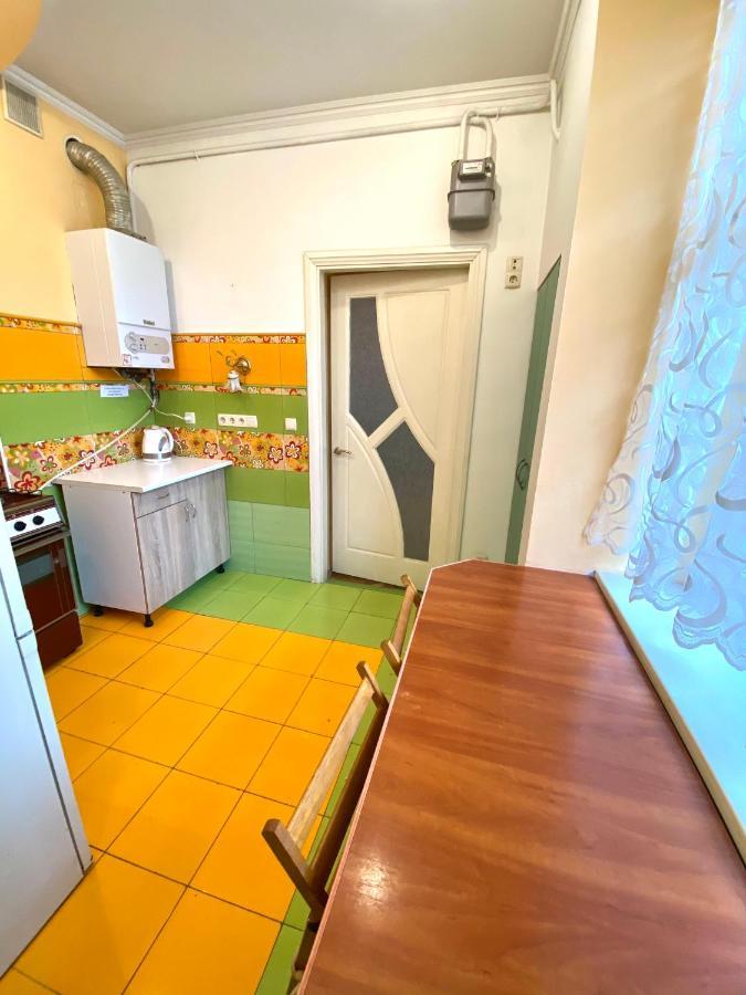 Квартира Біля Залізничного Вокзалу Вулиця Залізнична 10 До 5 Гостей リヴィウ エクステリア 写真