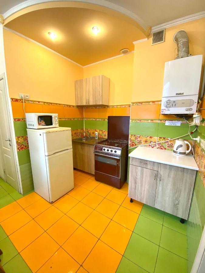 Квартира Біля Залізничного Вокзалу Вулиця Залізнична 10 До 5 Гостей リヴィウ エクステリア 写真