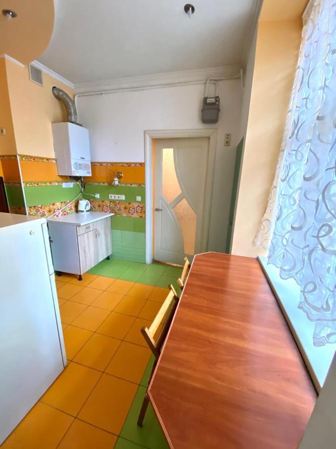 Квартира Біля Залізничного Вокзалу Вулиця Залізнична 10 До 5 Гостей リヴィウ エクステリア 写真